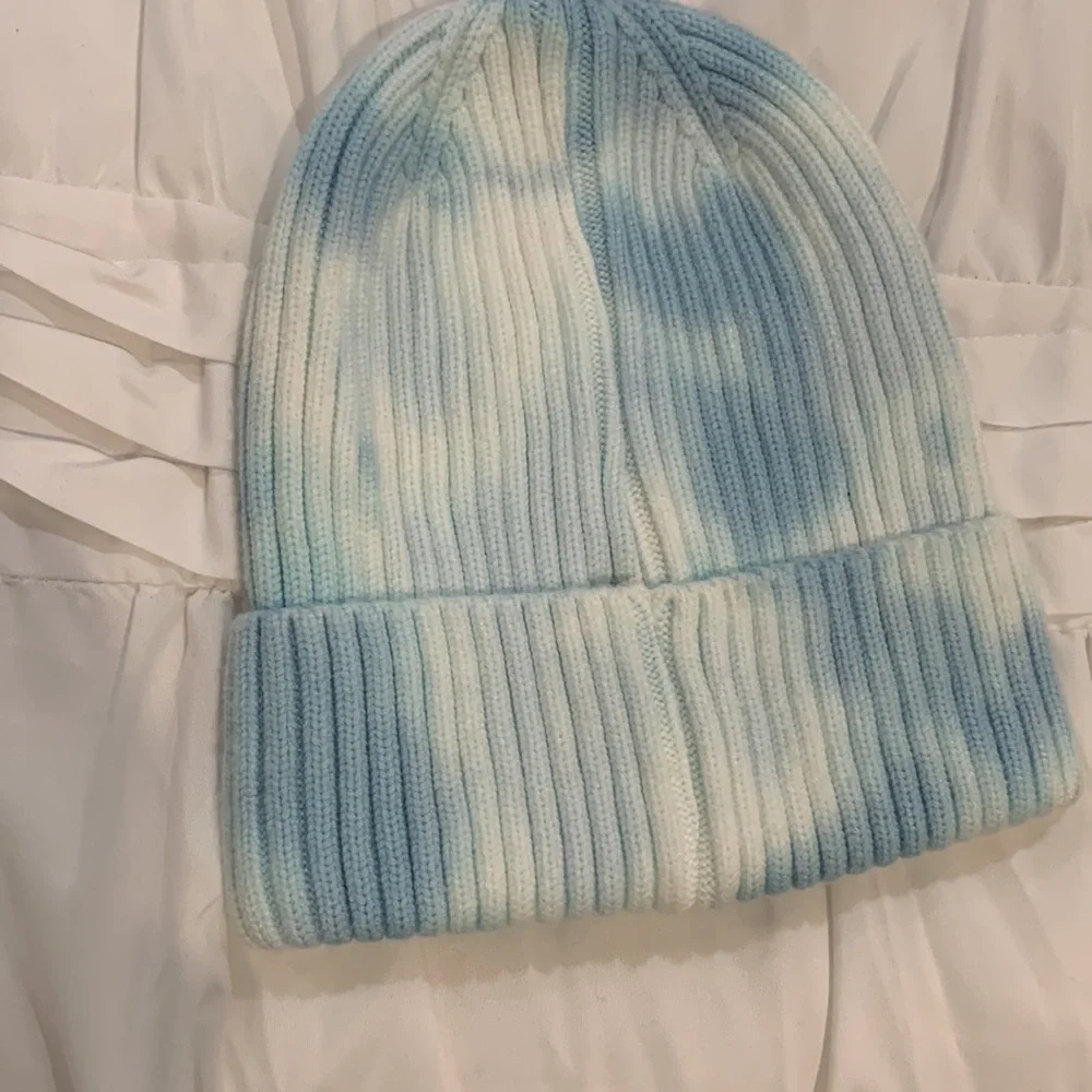 Free People Beanie! Never been worn!Very soft Tye dyed Blue Beanie !!